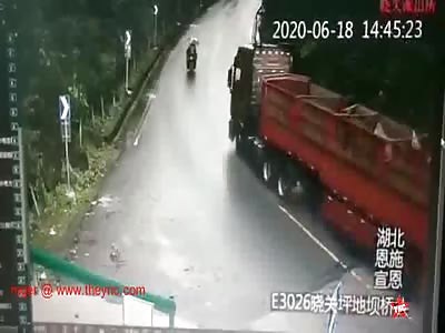 truck collides into a bike in Hubei