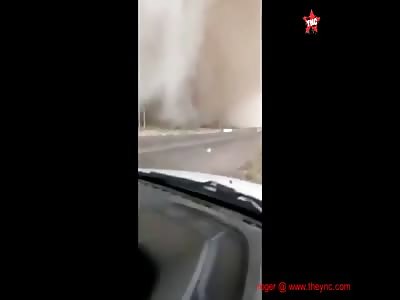 man is caught in a huge sandstorm in Mexico
