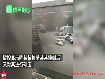 man crushed a man in his car due to dispute in Hainan