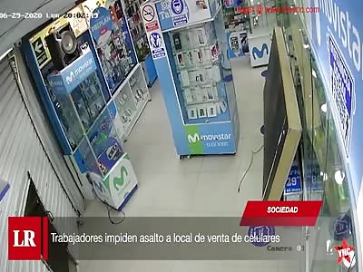 mobile phone Theft receives punches from the owner in Peru