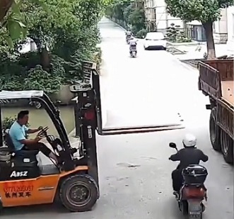 Forklift Faceplant in Jiangsu