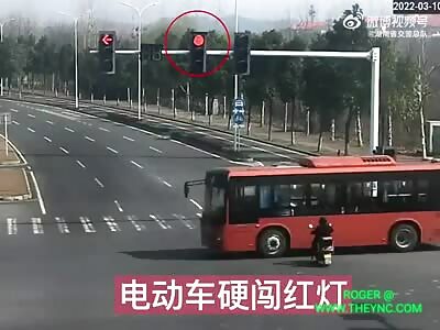 Bike collides into a bus in Hunan