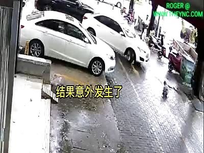 A child was crushed by a car in Jiangxi