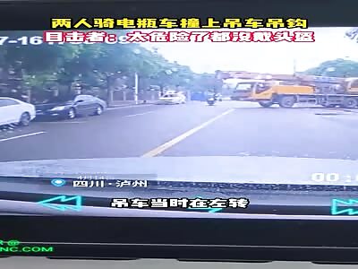 Motorcyclist was hit in the face by a crane in Luzhou