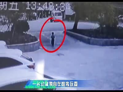 Child crushed by a car in Zhejiang