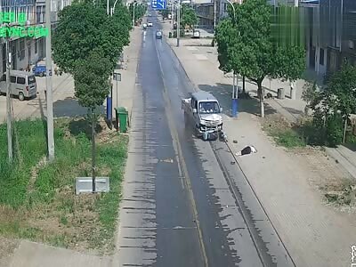 minivan collided into cyclist in Fengyang County