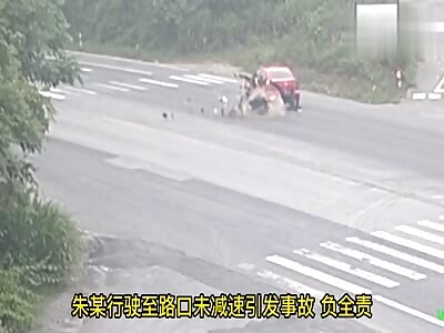 Motorcycleist  crashed  into a car in Anhui