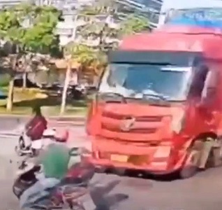 Red Truck At It Again In Nantong City