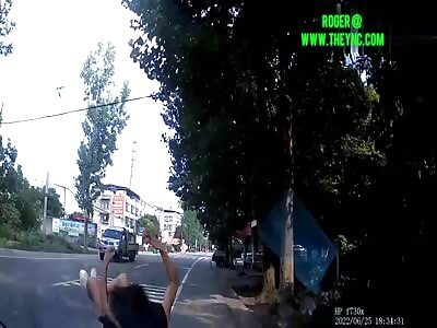 Youth was hit by a car in Ziyang City