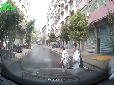 minibus knocked down an old lady in Dazhou City