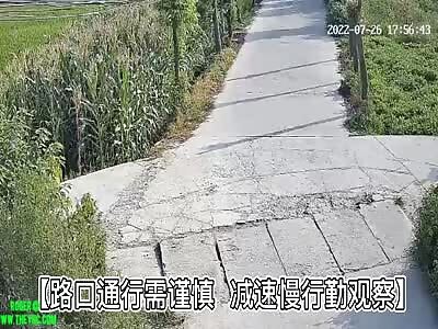 Car crashed into bicycle rider in Shifang City
