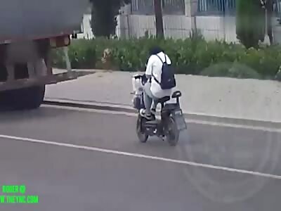 Woman on her bike hits her head on the back of a truck in Zhejiang