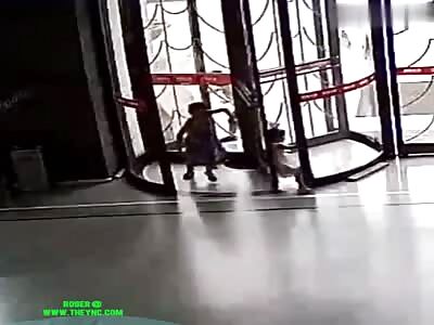 Child gets one of her legs crushed in a revolving door in Suzhou