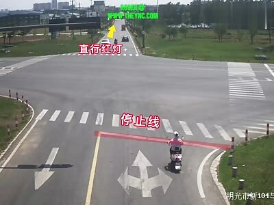 A Woman on her electric bicycle Collided into a truck In Anhui 