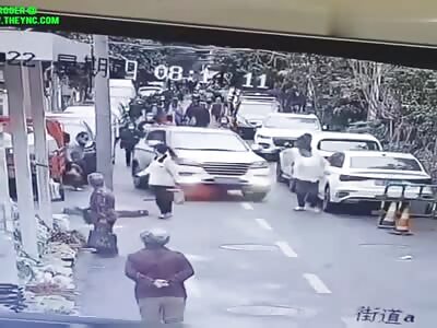 A woman was crushed by a car in Yunnan