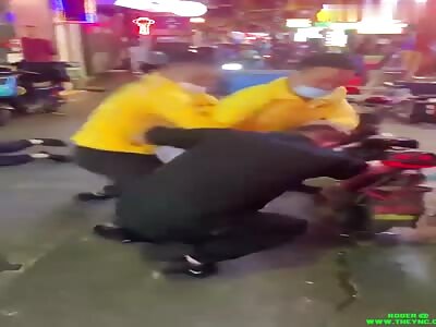 Takeaway brothers fight with citizens in Guangdong
