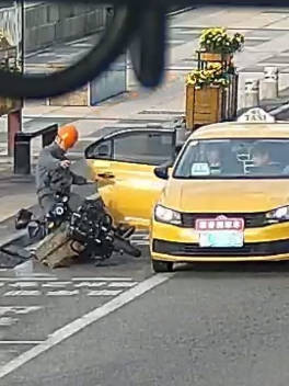  opening taxi door Accident in Zhoushan City