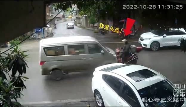 Man on a electric bicycle collided into a minivan in Neijiang City