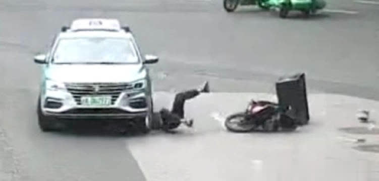 A man was crushed by a car in Shanghai