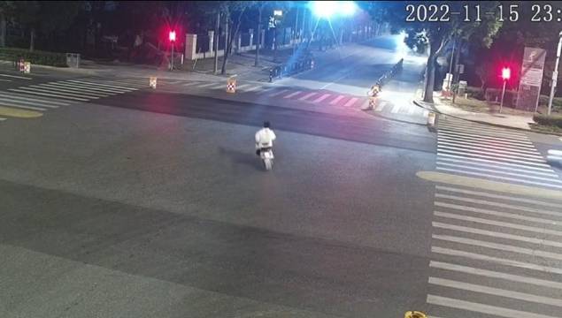 A car collided into Lu electric bicycle in Xiuzhou