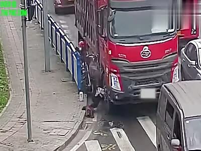 Chen was nearly crushed to death by Liang Truck In Chongqing