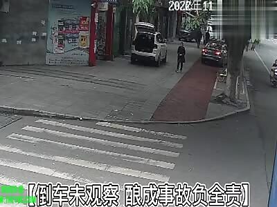 A car crushed Wu legs In Deyang City