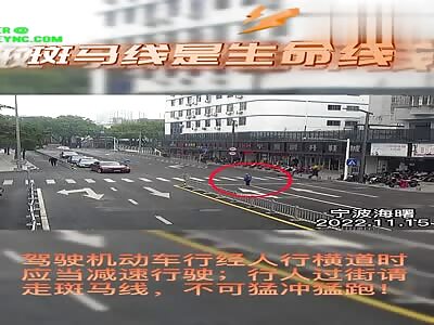 A taxi knocked down a man on the Haishu Sanshi Road zebra crossing