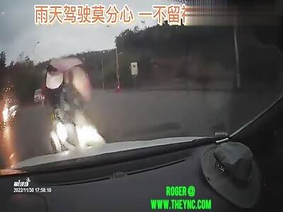 A Man crashed into Tang's three-wheeled electric vehicle in Nanchong City