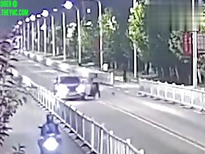 a takeaway brother crashed his bike into a car in Huainan City
