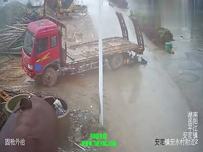 Zhang,slammed into the rear of the truck in Yueyang