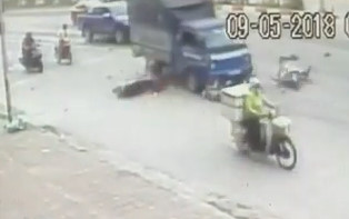 Motorcyclists Killed by a uncontrolled truck in Vietnam 