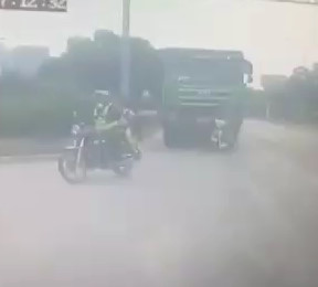 Motorcyclists Fall Under the Truck
