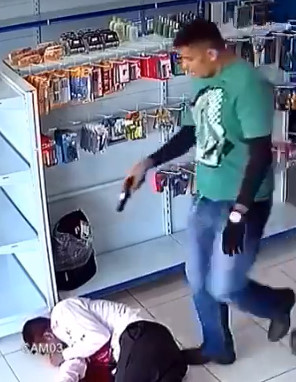 Armed Robber Try to Rob Phone Store , Get Fatally Shot by Owner 