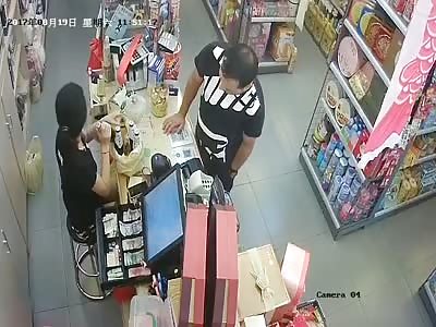 Sneaky foreigner snatches shopkeeper's cell phone right from under her nose