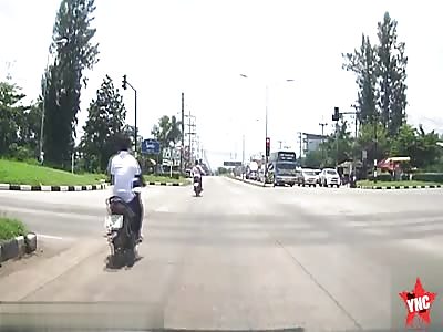 Motorcyclist gets destroyed by a truck while people drive on