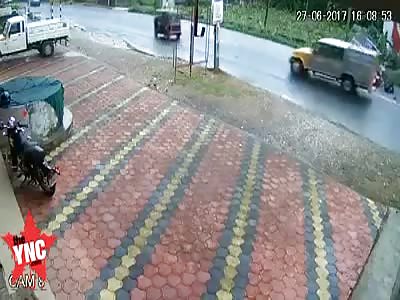 Motorbike hits a rickshaw head on