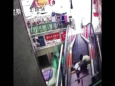 Small Kid Gets Hand Trapped in Escalator In China