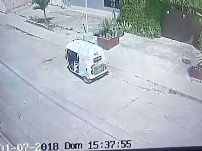 Thief Gets Killed During a Robbery after Wounding one of the Victims