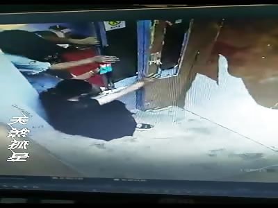 Little Chinese Kid Gets Hand Jammed in Evelavator Door