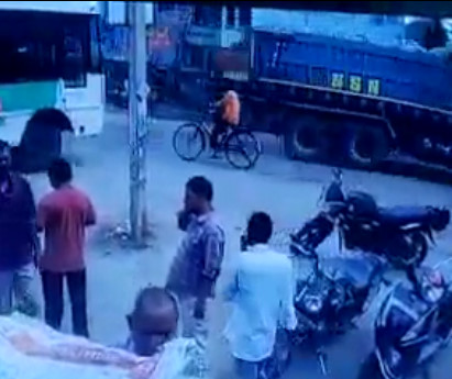 Cyclist Crushed to Death by Bus (clear video)