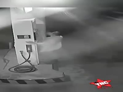Wtf, crazy man sets fire to gasoline pump