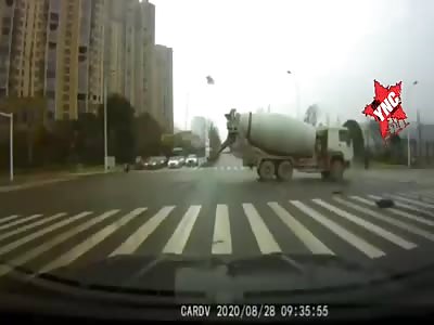 Truck vs ambulance(full video)