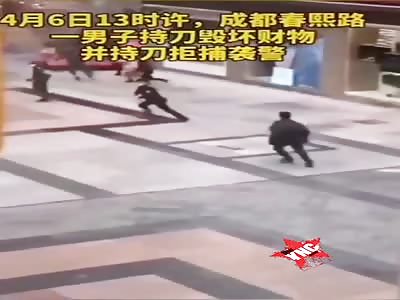 Man on the streets of Chengdu attacked the police with a knife