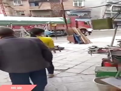 Crazy man commits suicide by throwing himself under a truck 