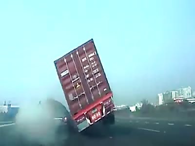 Fatal accident, the cargo truck falls on two small cars