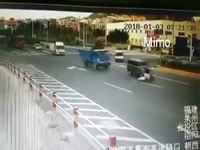 Motorcyclist crushed by the cargo truck