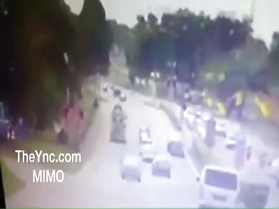 the truck is out of control and destroys several cars that were circulating (short video)