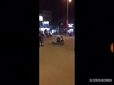 man hits another person with his motorcyclist helmet and apparently kills him