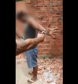 Thief of the Brazilian Favela gets shot in his hand