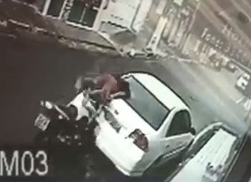 Spectacular Accident (head on the windshield)